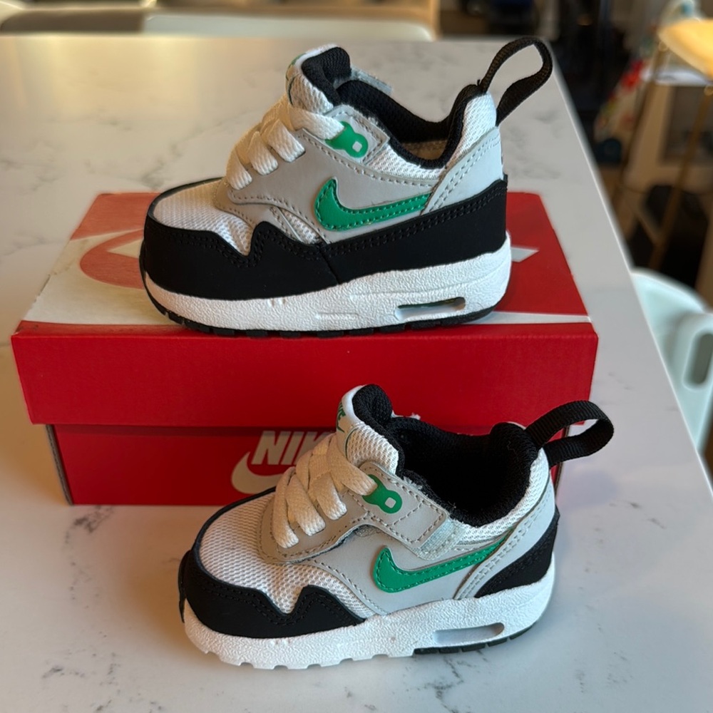 Nike Toddler Sneakers - White and Green